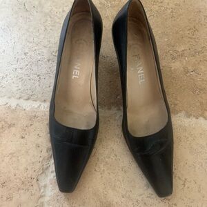 Chic black Chanel pumps! Classics
